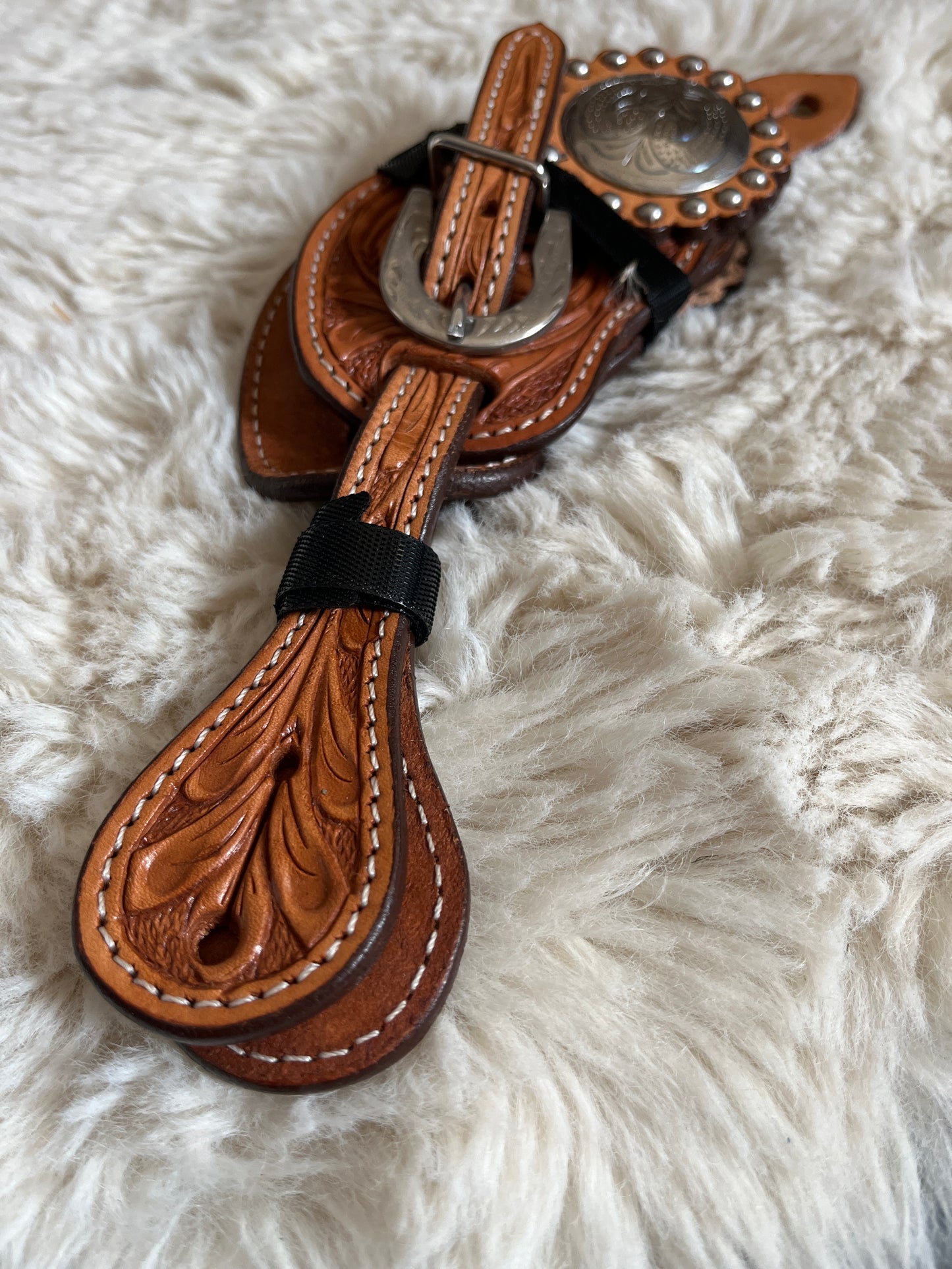 Lanières d'éperons tooling florale et conchos