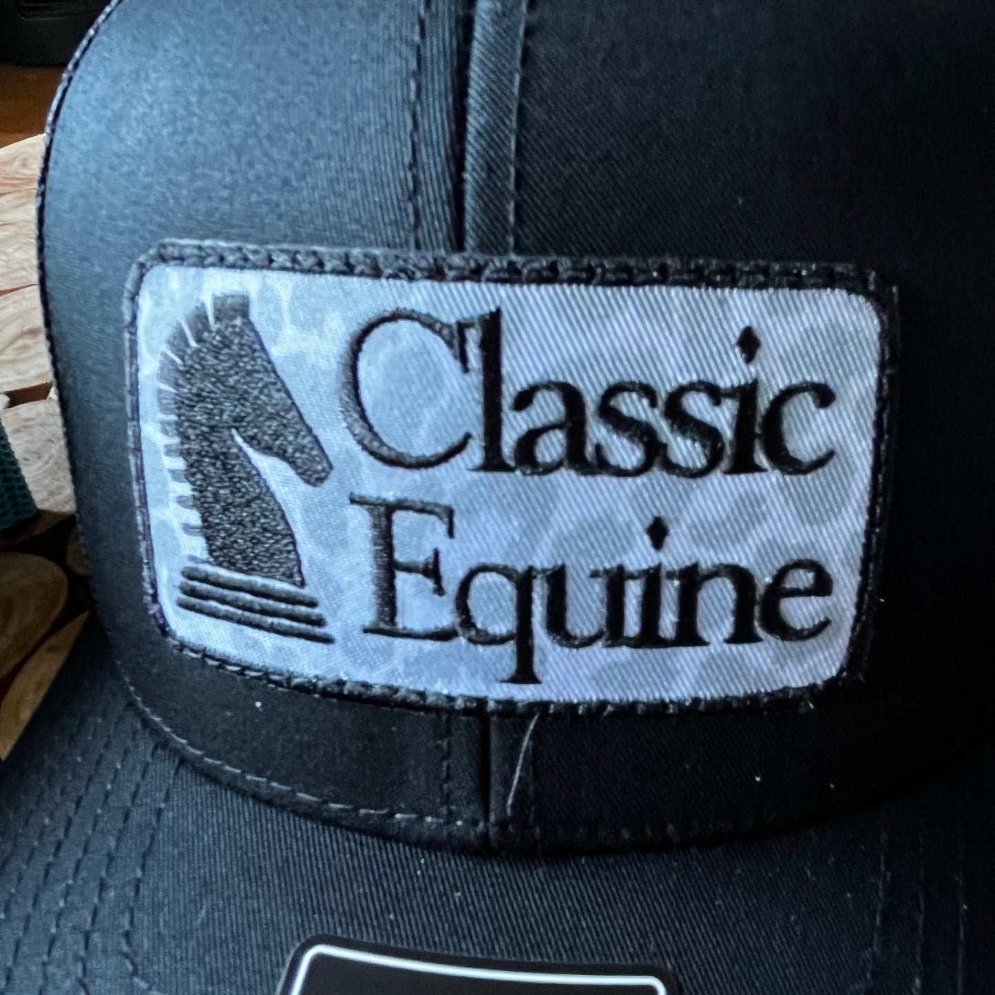 zoom sur le logo de la casquette classic equine cheeth patch logo