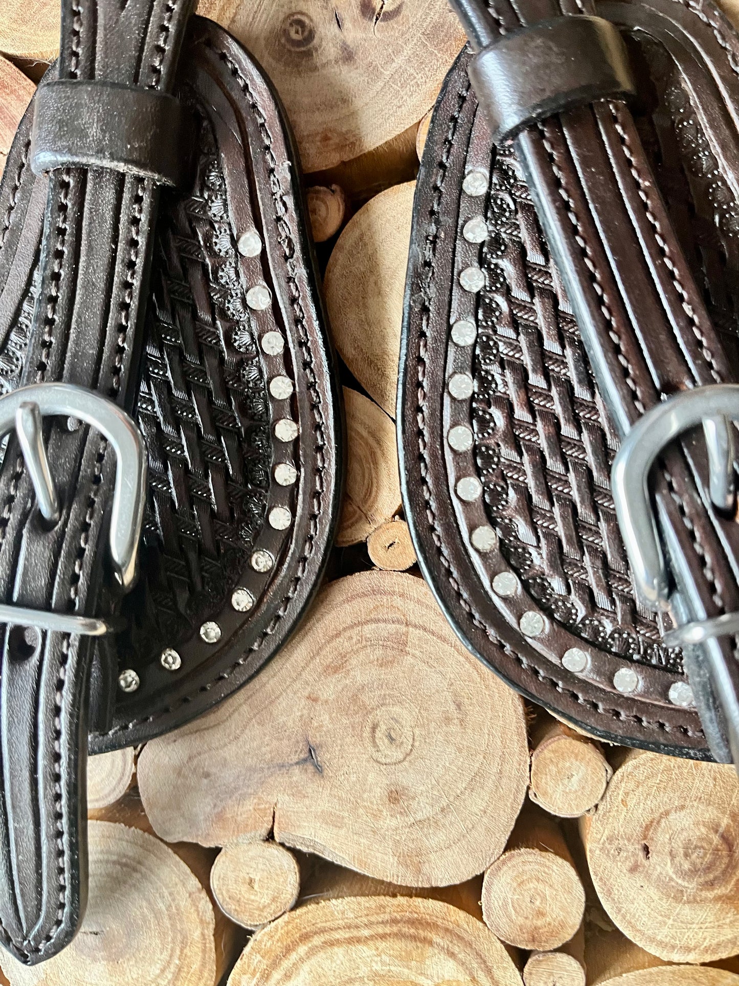 Lanières d’éperons à strass dark oil motif basket