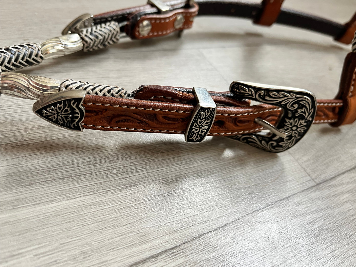 Bride de show western premium hybride – perles argentées & rawhide, 2 oreilles