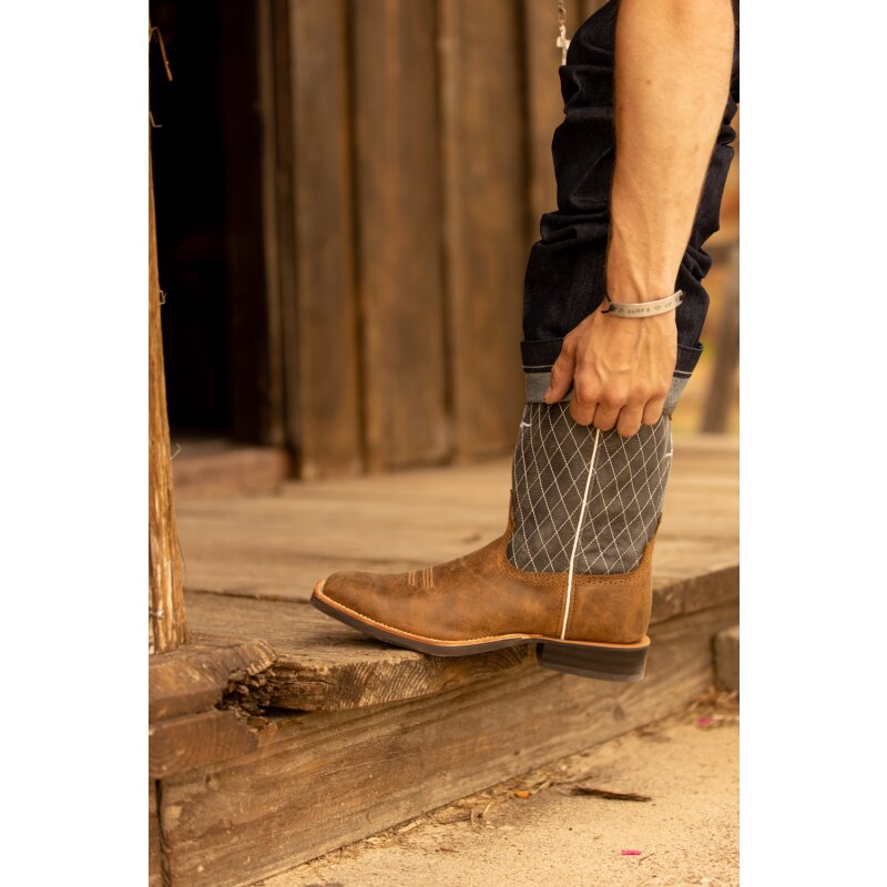 Bottes western homme Twisted X Ruff Stock Square Toe en cuir gris-bleu et pied marron, semelle Super Slab, idéales pour équitation western, ranch et loisirs, mises en situation