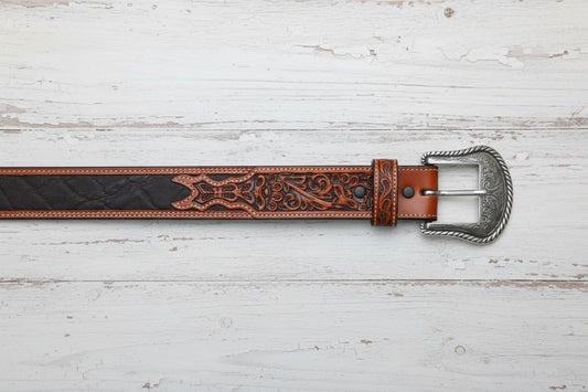 Ceinture western en cuir bicolore marron et noir avec applications florales embossées pour homme et femme, zoom sur la boucle