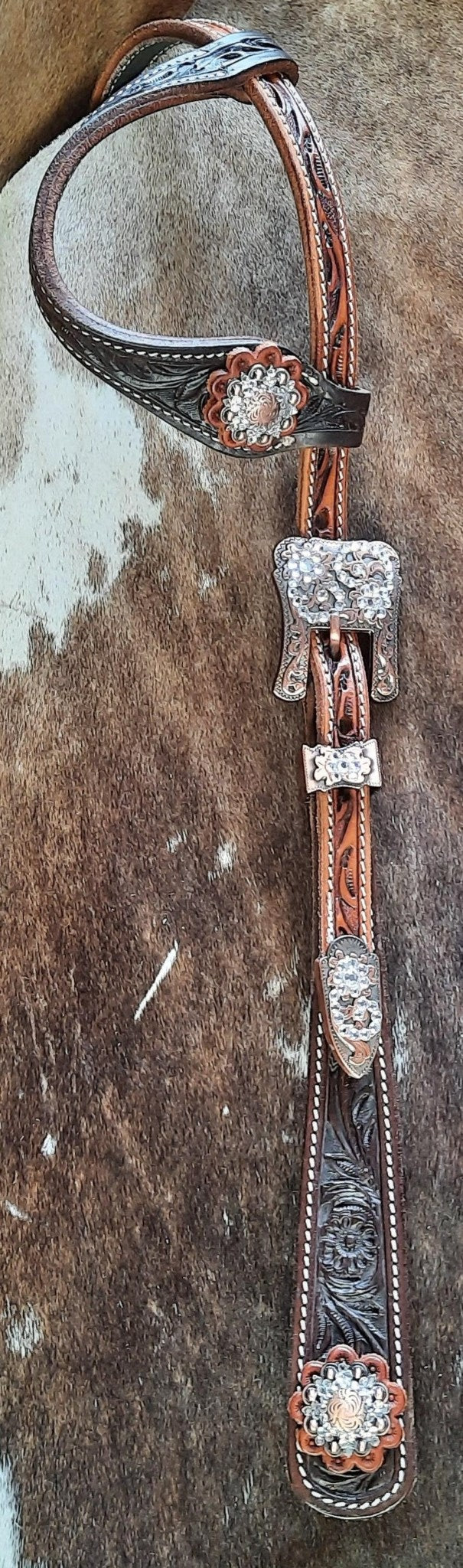 Bride western double oreille en cuir floral tooling avec finition antique et conchos Copper White