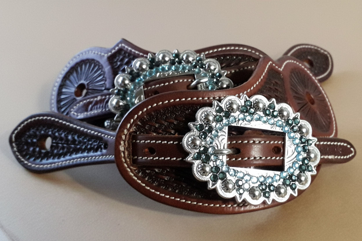 Lanières d'éperons western blanches avec basket tooling, boucle argentée et strass
