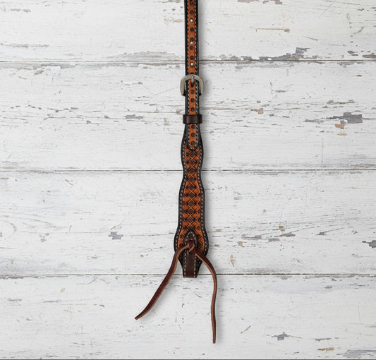 zoom sur le montant du Bridon western Weaver Equine en cuir Weaver Leather Light Oiled avec motifs floraux estampés et bouclerie inox