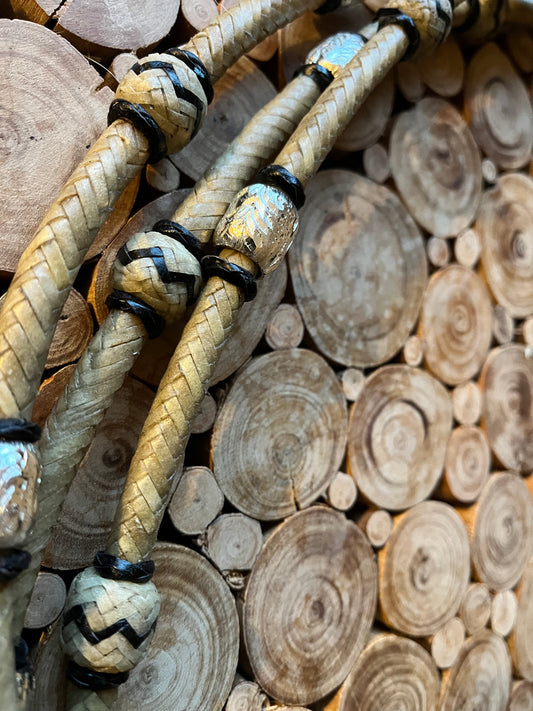 Romals de show en cuir tressé et perles argentées