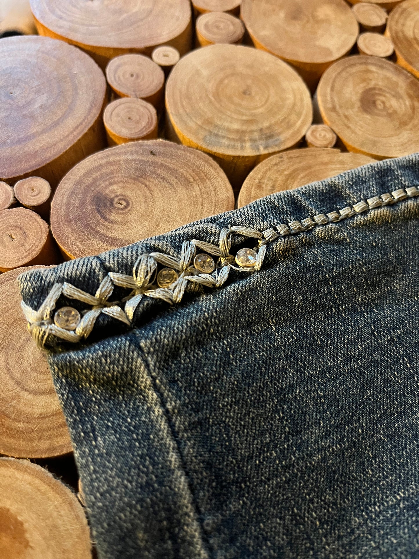 Rose Royce Jeans Celine jean western femme bootcut denim foncé avec broderies florales et strass, bas du jean