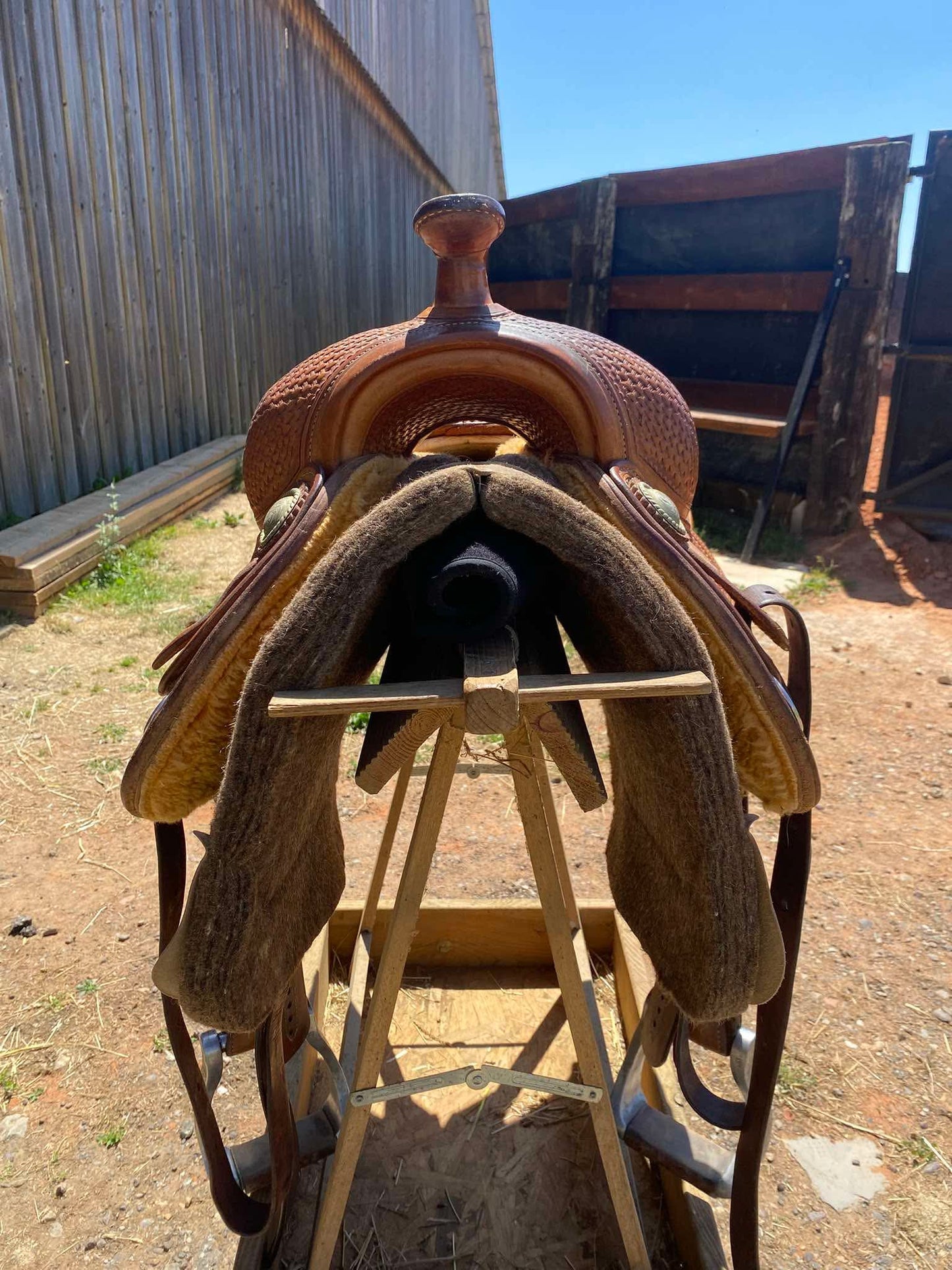 Selle western Bob's Custom Duane Latimer de 2015 avec siège 15,5 pouces, tooling Basket Light Oil et arçon DL en excellent état, face avant