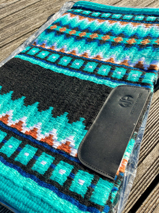 Détail du Show Pad Western Dakota avec motifs western turquoise noir et cognac