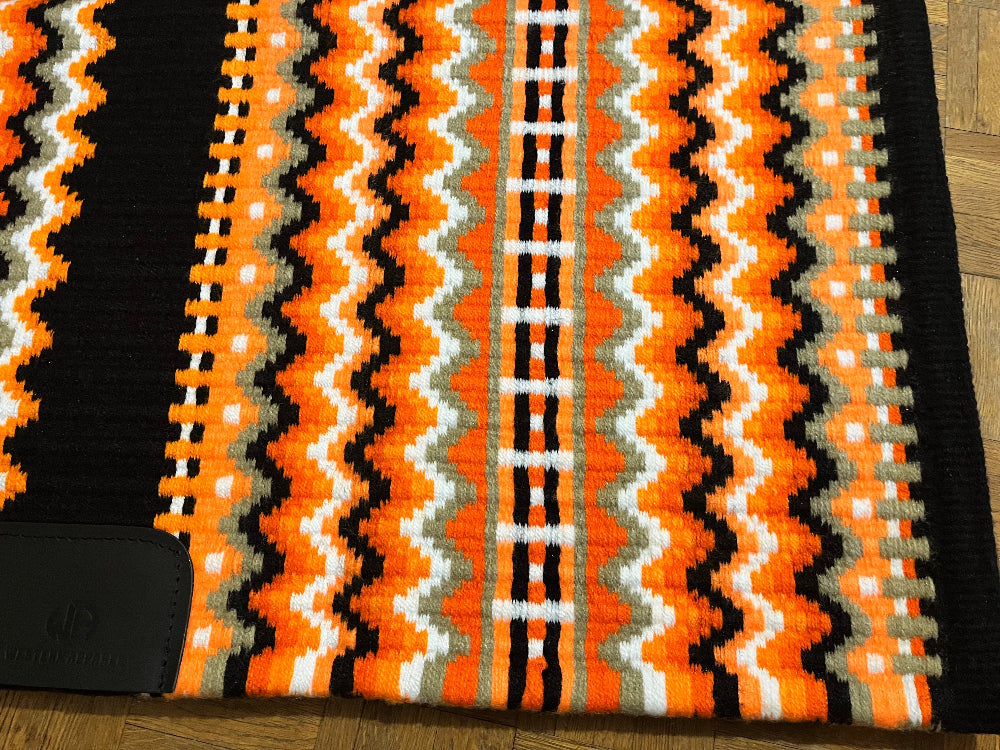 Show pad western premium tissé main en laine de mérinos, couleurs noir, orange, blanc et gris, zoom sur motifs