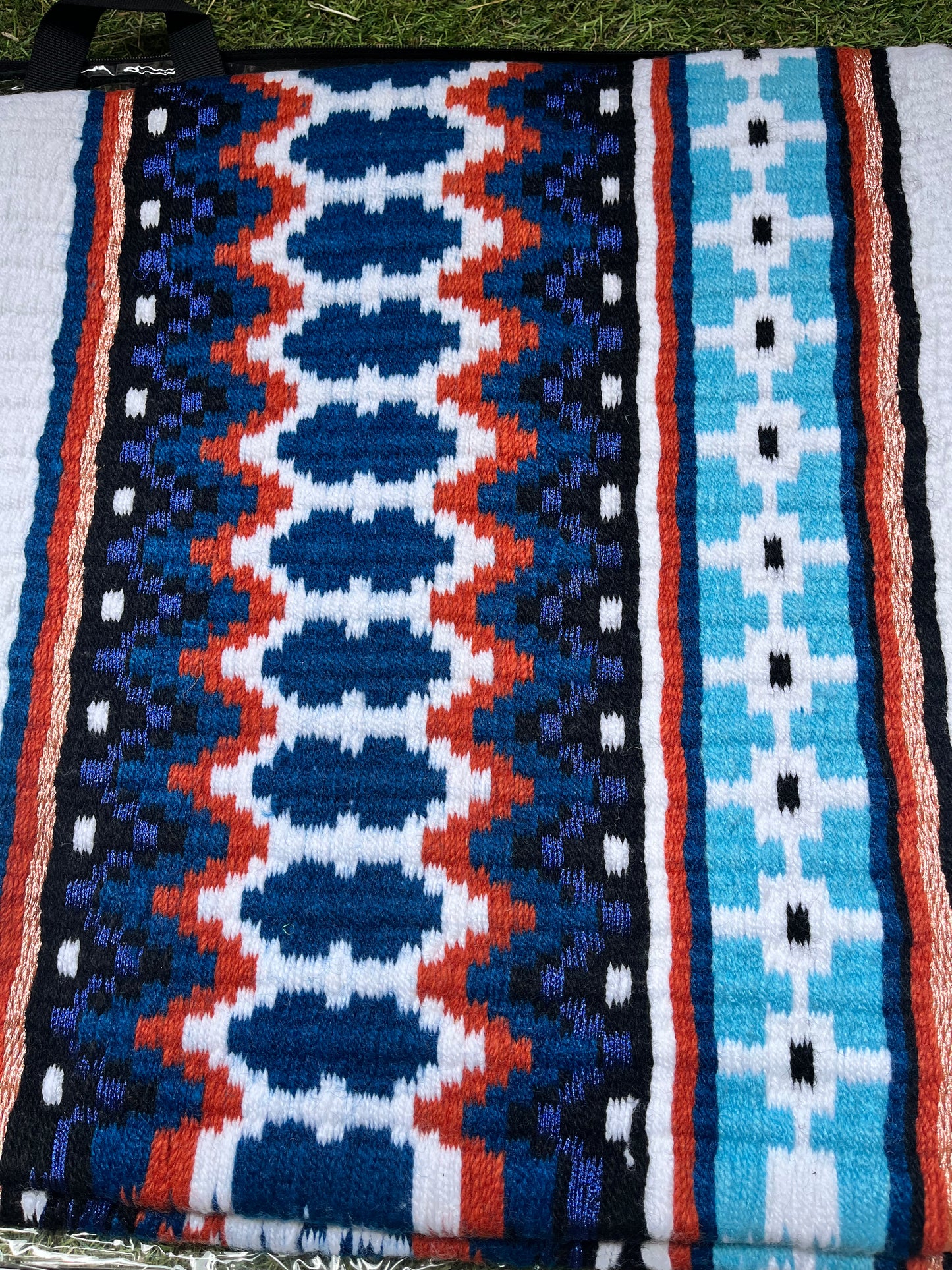 Tapis de show western premium en laine mérinos bleu marine, cuivre, crème et turquoise pour selle western, zoom