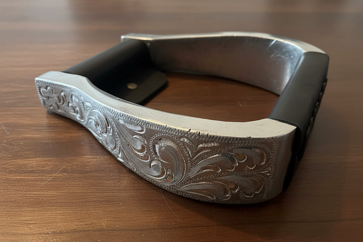 paire d'étriers western en aluminium gravés et cuir marron foncé