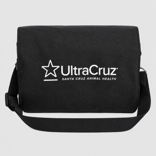 Sac de pansage UltraCruz Grooming Tote en nylon avec poches multiples, filet d'aération, bandoulière réglable et crochet de suspension pour l'écurie et les concours, vu de face