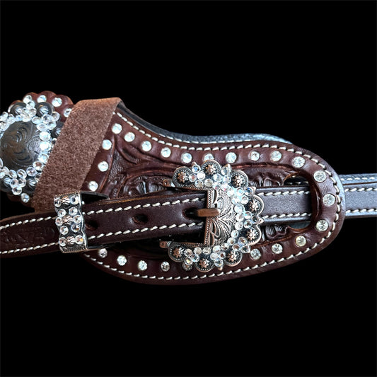 zoom sur les lanieres d'eperons femmes / enfant de show avec conchos , tooling floral et boucles antiques a strass blancs