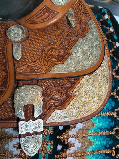 Zoom sur l’argenterie de show selle western Billy Cook Show 16 pouces finition silver décorative