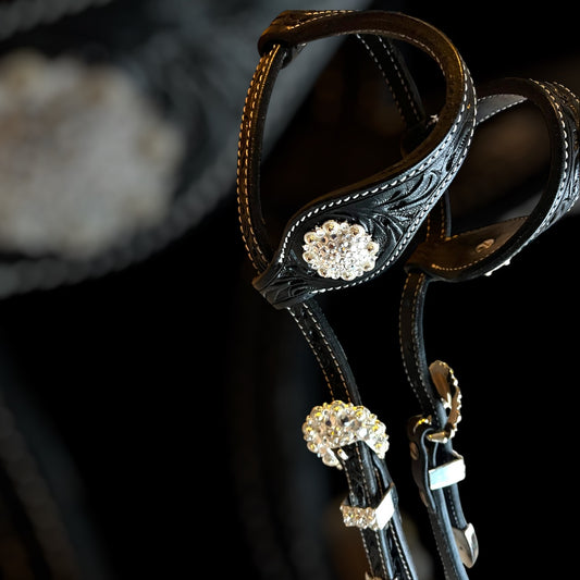 Superbe bride de show en cuir noir avec strass blancs pour un maximum d'élégance