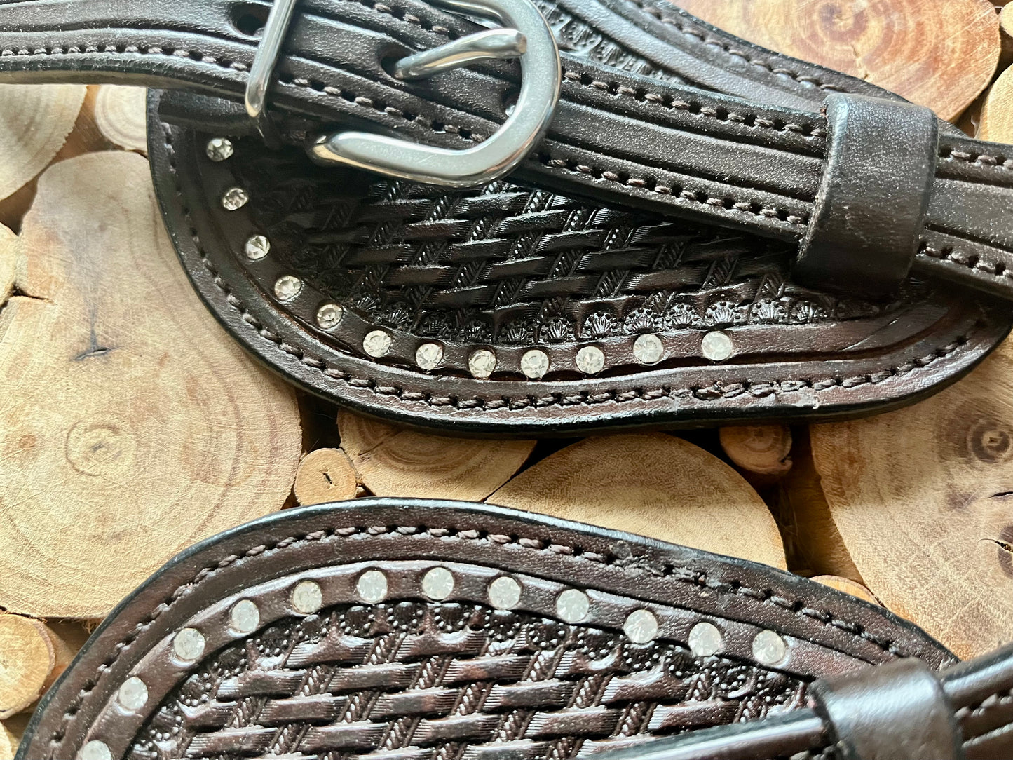 Lanières d’éperons à strass dark oil motif basket