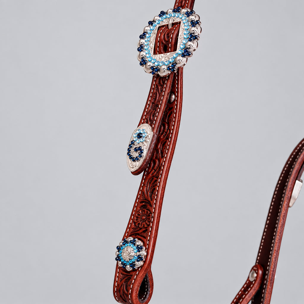 Bridon western de show double oreille en cuir bicolore avec floral tooling et conchos, zoom conchos 