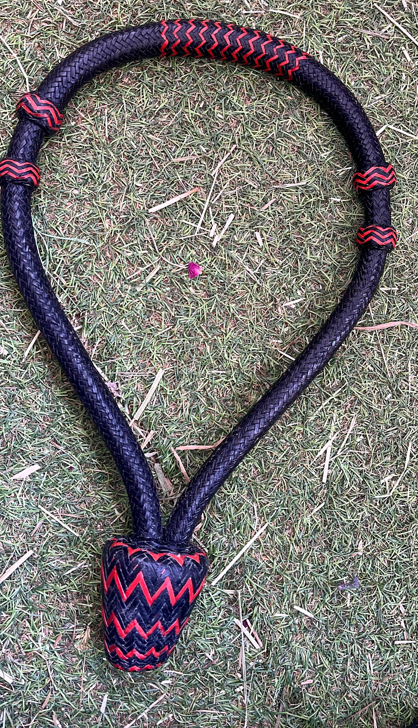 Bosal western en rawhide tressé – Noir / Rouge