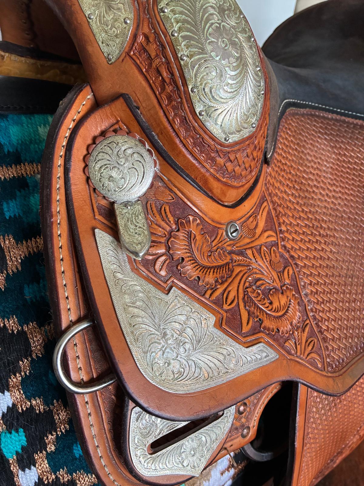Quartier cuir travaillé selle western Billy Cook Show chestnut huilé