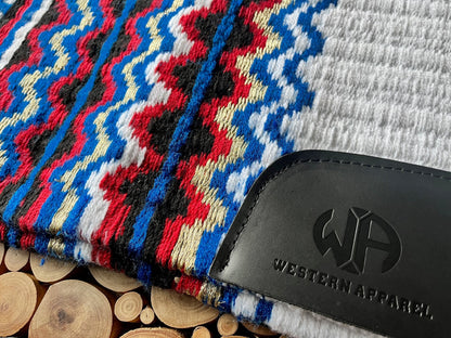 Tapis de selle western de show blanc, rouge et bleu, maintien parfait et style premium en compétition