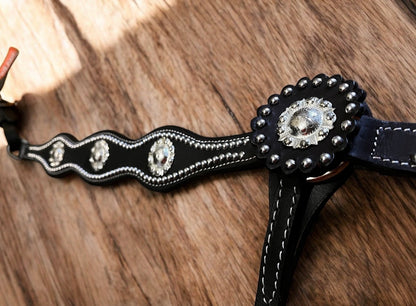 Collier de Chasse Western en Cuir Noir– Conchos Argentés – Harnachement Cheval de Qualité