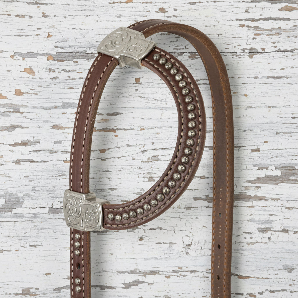 Bride western Weaver Equine Stockman Sliding Ear en cuir Weaver Leather Canyon Rose avec boucle Jeremiah Watt et attaches Blood Knot, zoom sur le passant d'oreille