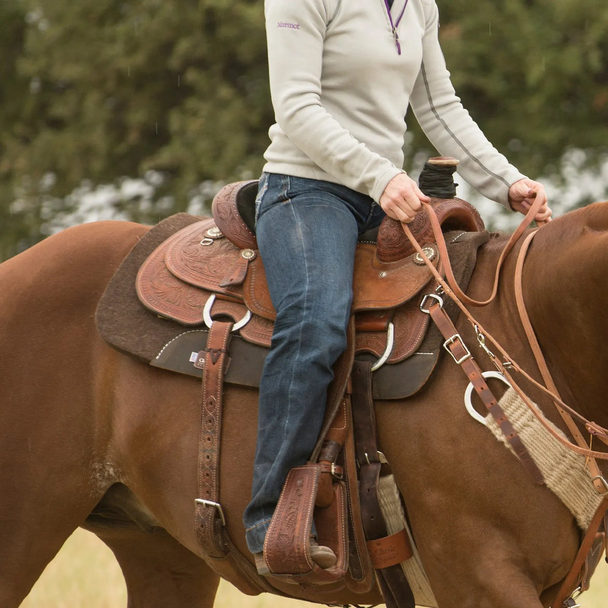 Pad western Classic Equine en alpaga naturel, offrant un excellent confort pour le cheval, une absorption optimale de la transpiration et une répartition homogène des pressions sous la selle western, sur cheval 