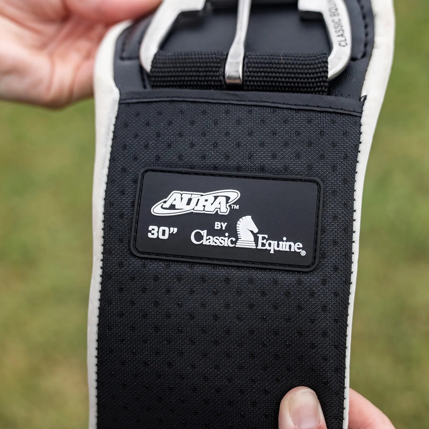 Sangle Classic Equine Aura Flow, design ergonomique et confort optimal pour cheval et cavalier, zoom sur les aerations de la sangle 