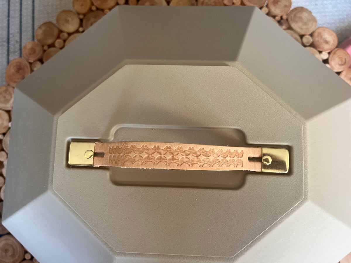 Boîte à chapeaux western K and D Equestrian sable avec poignée en cuir et fermetures verrouillables