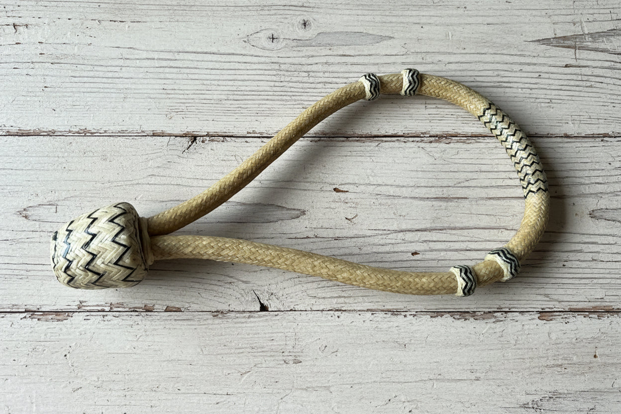 Bosal en rawhide finement tressé pour travail et entraînement du cheval western