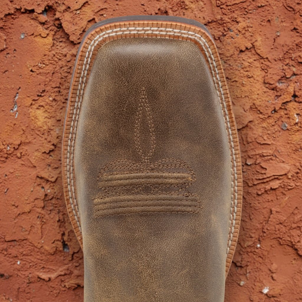 Bottes western homme Twisted X Ruff Stock Square Toe en cuir gris-bleu et pied marron, semelle Super Slab, idéales pour équitation western, ranch et loisirs, zoom sur le bout carré de la botte 