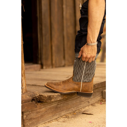 Bottes western homme Twisted X Ruff Stock Square Toe en cuir gris-bleu et pied marron, semelle Super Slab, idéales pour équitation western, ranch et loisirs, mises en situation