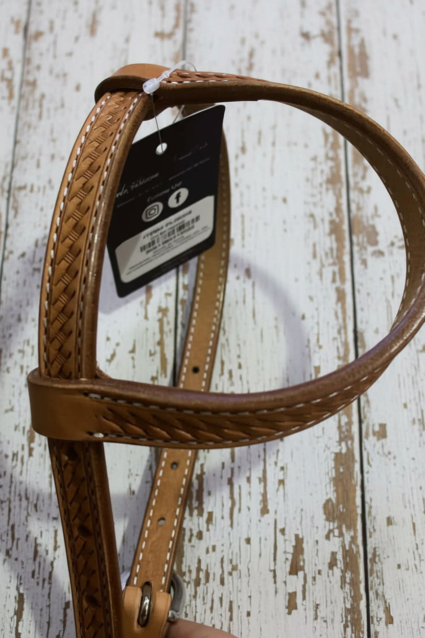 Zoom sur le passant d’oreille d’une bride Pools en cuir couleur cognac, motif Basket
