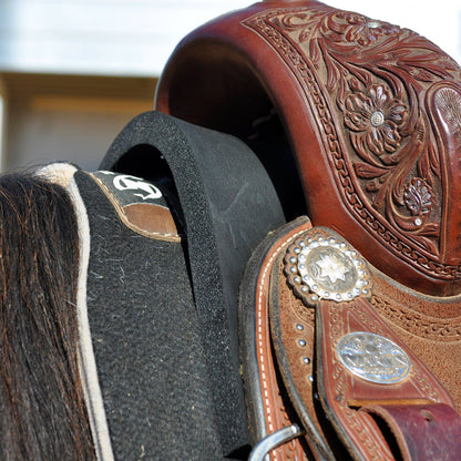 Cales de correction Saddle Shims Classic Equine en mousse haute densité pour ajuster une selle western et améliorer le confort du cheval en situation 