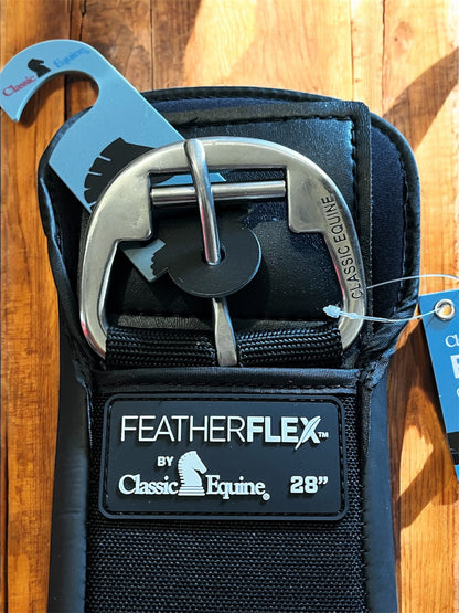 Sangle western Feather Flex Classic Equine conçue pour le confort du cheval et la stabilité de la selle zoom sur le logo 