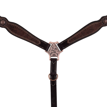 Poitrail western Weaver Equine en cuir anglais Havana, décoré d'un overlay floral marron et d'éléments floraux en finition cuivre antique, zoom sur le plastron 