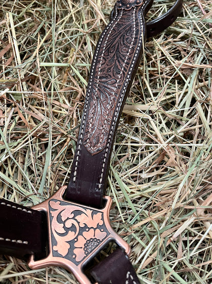 Poitrail western Weaver Equine en cuir anglais Havana, décoré d'un overlay floral marron et d'éléments floraux en finition cuivre antique, en situations dans du foin, plastron