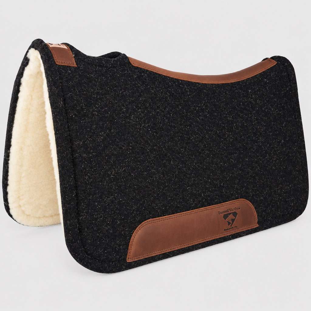 Tapis de selle western Diamond Wool Contoured Pleasure en feutre de laine 1 pouce avec dessous en laine mérinos, dégagement du garrot et renfort en cuir.
