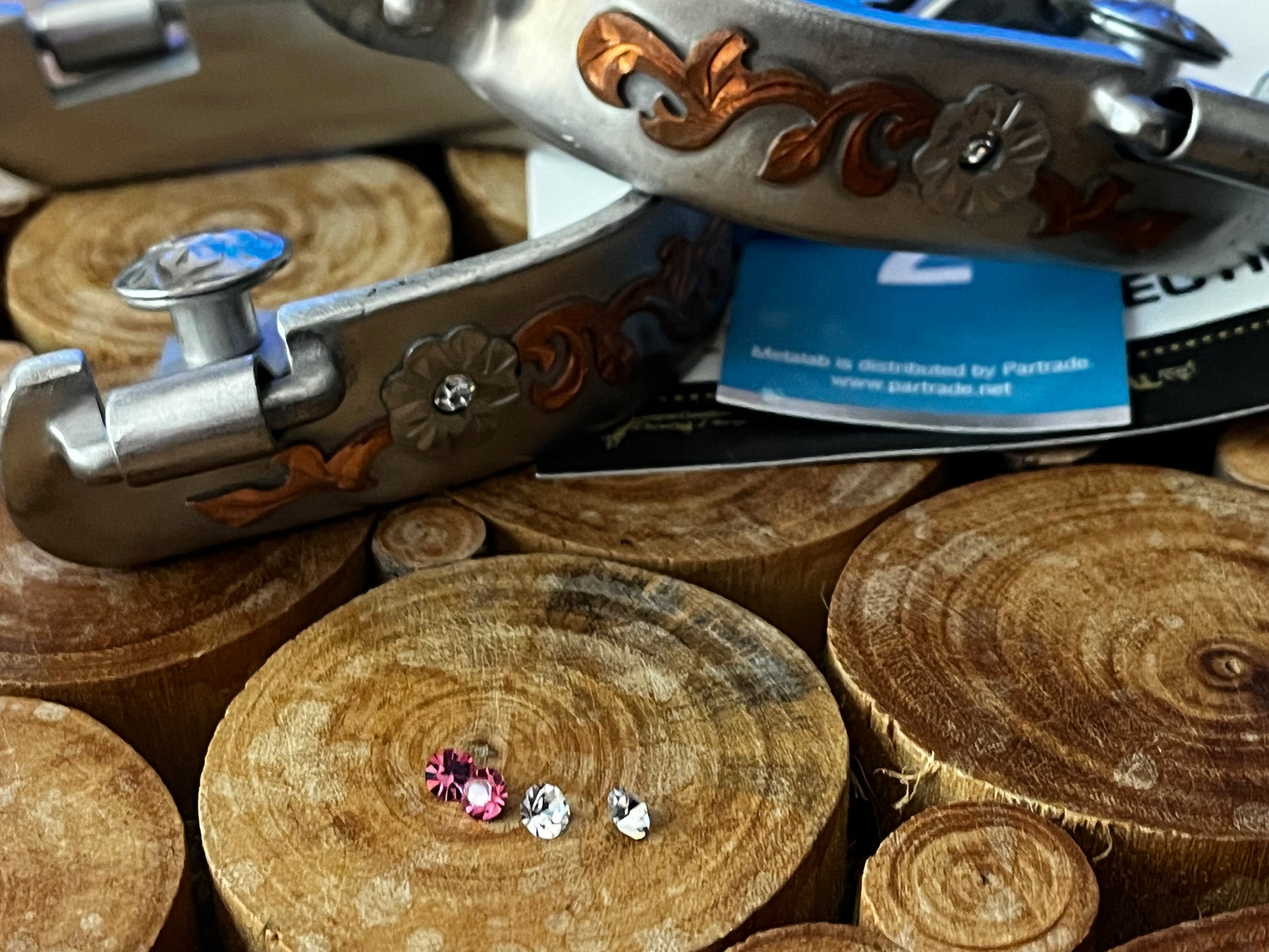 paires d'éperons Metalab par François Gauthier , roulettes trèfles, homologués FFE club, strass de remplacement rose