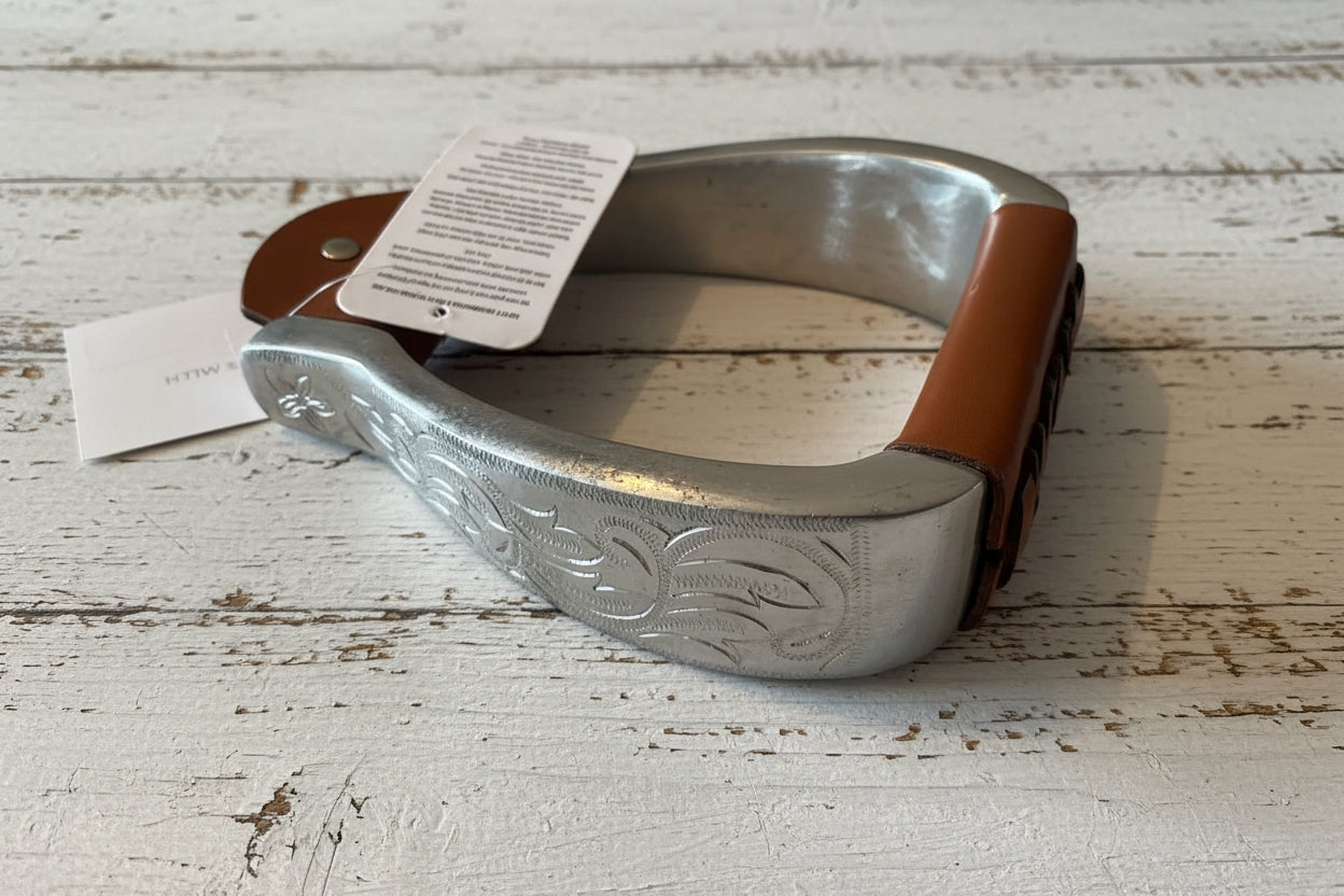 paire d'étriers western en aluminium gravés et cuir couleur cognac 