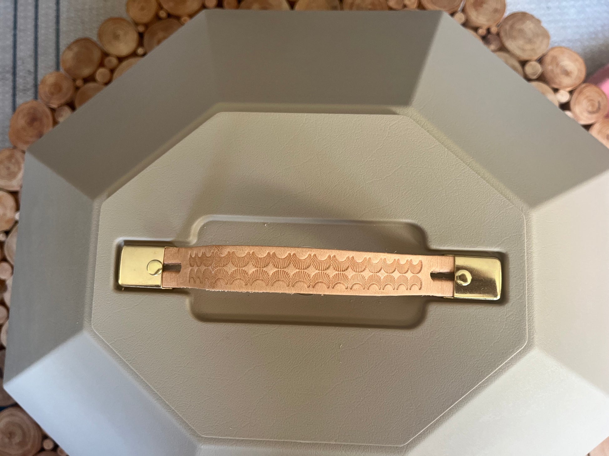 Boîte à chapeaux western K and D Equestrian sable avec poignée en cuir et fermetures verrouillables
