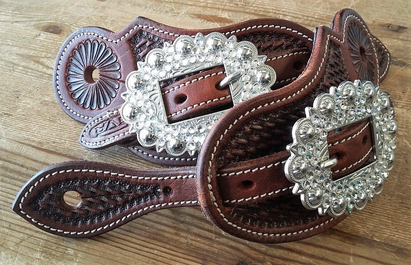 Lanières d'éperons western blanches avec basket tooling, boucle argentée et strass, vue d'ensemble 