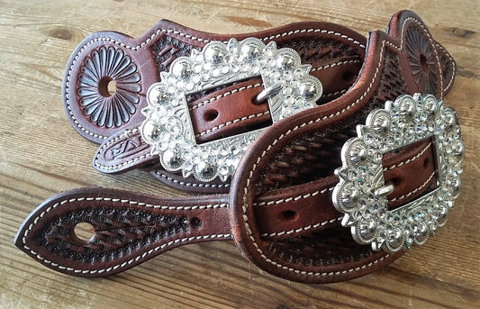 Lanières d'éperons western blanches avec basket tooling, boucle argentée et strass, vue d'ensemble 