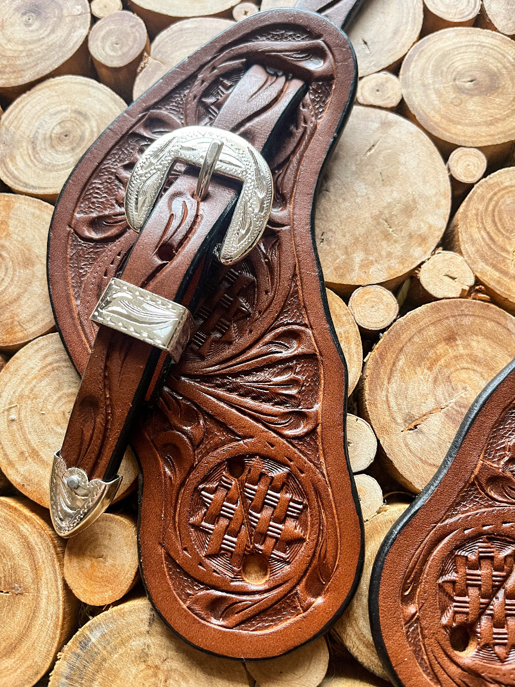 Lanières d'éperons western pour hommes en cuir avec boucles gravées, tooling floral et motif basket, zoom
