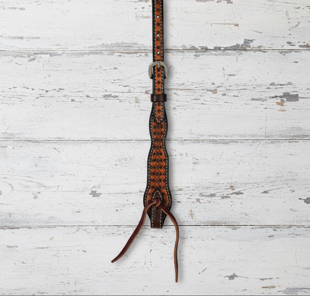 zoom sur le montant du Bridon western Weaver Equine en cuir Weaver Leather Light Oiled avec motifs floraux estampés et bouclerie inox