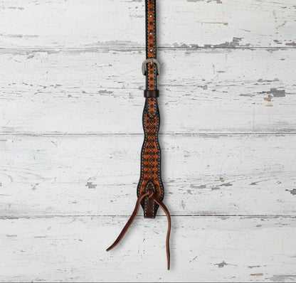 zoom sur le montant du Bridon western Weaver Equine en cuir Weaver Leather Light Oiled avec motifs floraux estampés et bouclerie inox