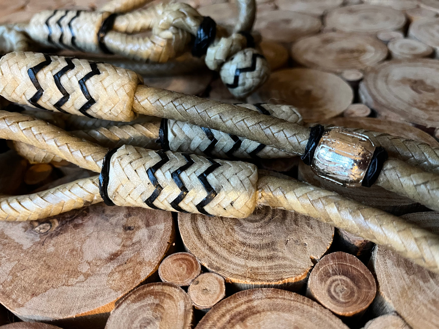 Romals de show en cuir tressé et perles argentées