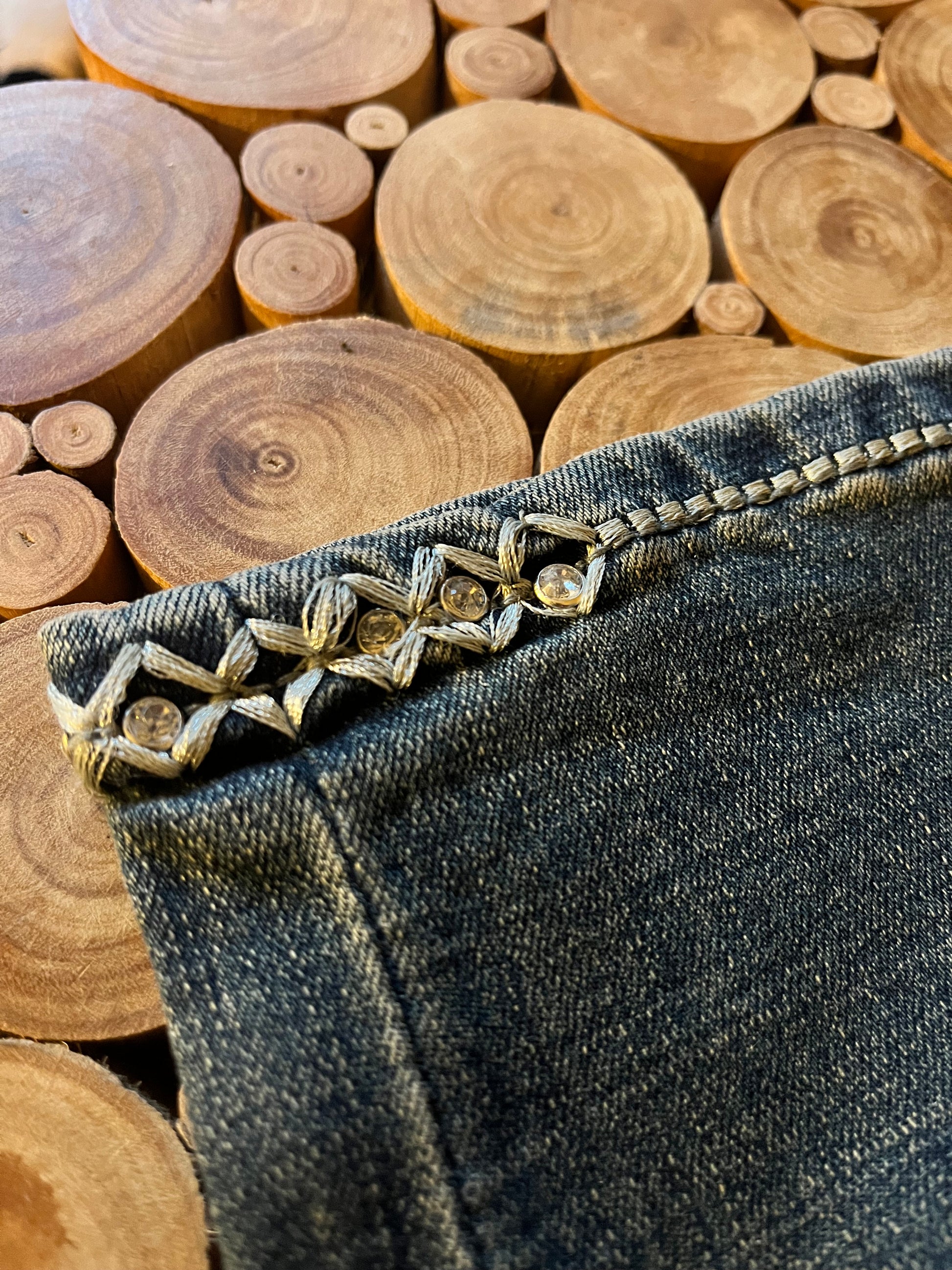 Rose Royce Jeans Celine jean western femme bootcut denim foncé avec broderies florales et strass, bas du jean