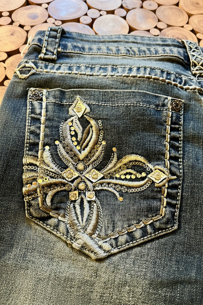 Rose Royce Jeans Celine jean western femme bootcut denim foncé avec broderies florales et strass, zoom sur la poche arrière